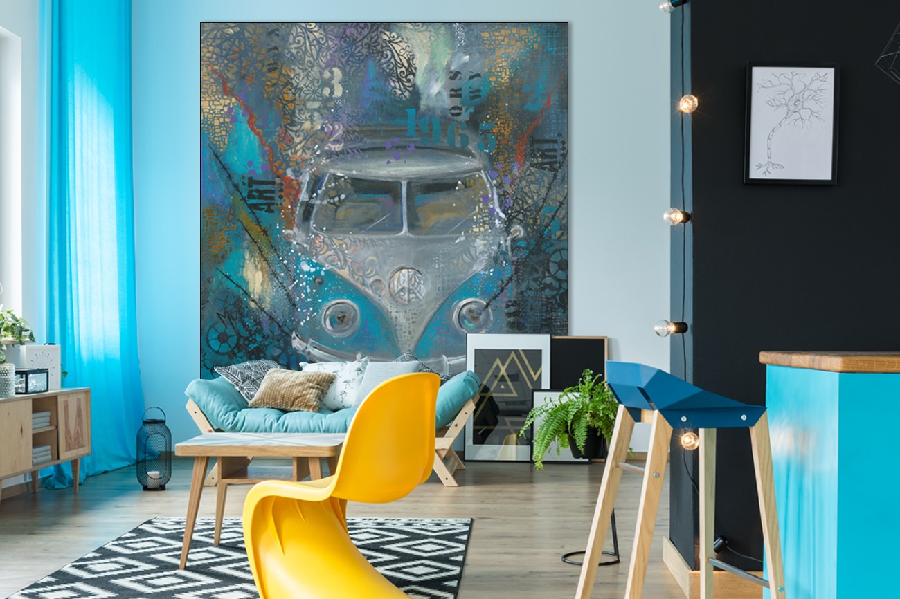 Busje in het wit met blauw op een donkere achtergrond met verschillende kleuren er in gemengd van Mizo met als titel Blue bully op textieldoek.