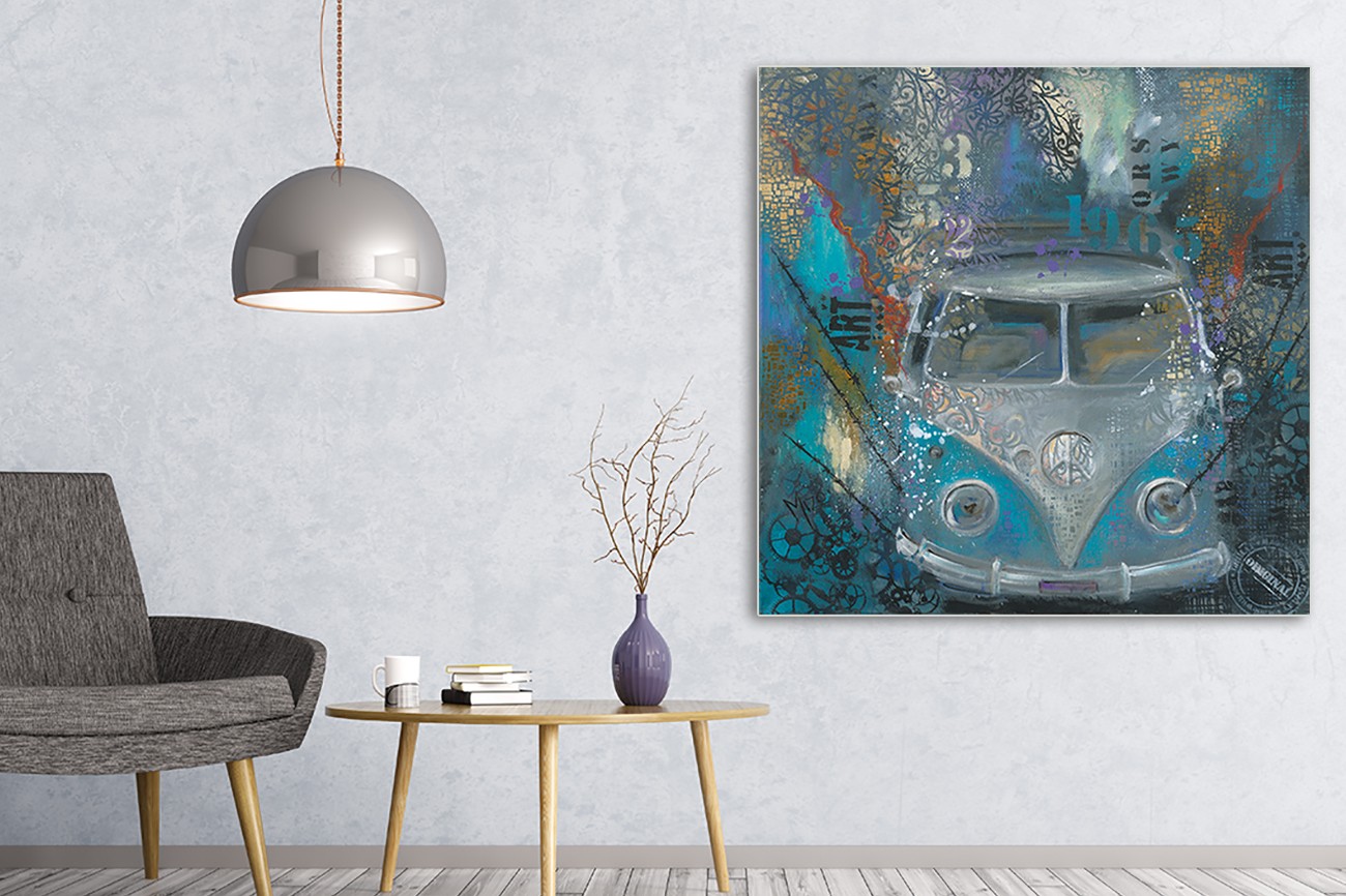 Busje in het wit met blauw op een donkere achtergrond met verschillende kleuren er in gemengd van Mizo met als titel Blue bully op textieldoek.