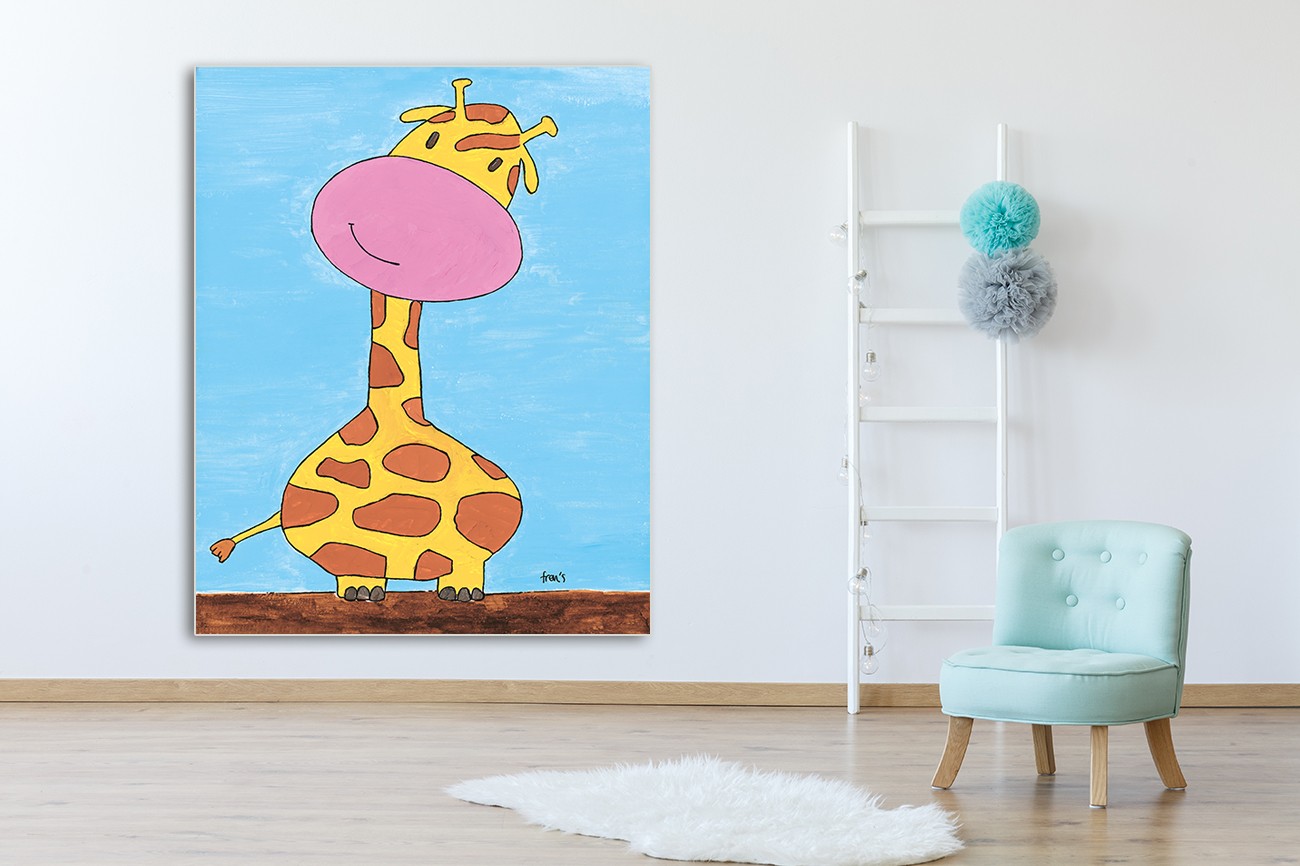 Schattige giraffe op een licht blauwe achtergrond van Francis Veroude met als titel Giraffe op textieldoek