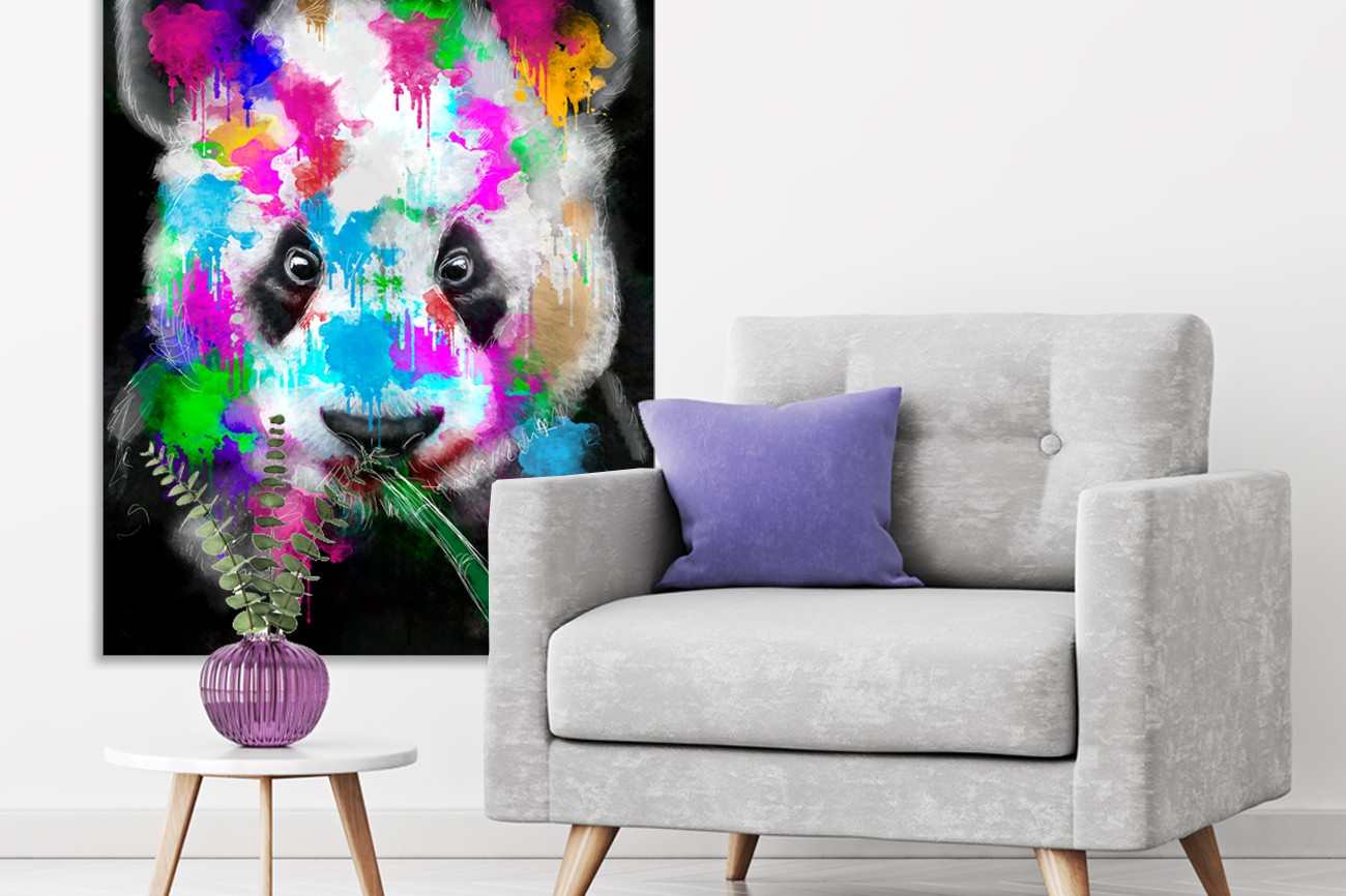 Panda met bamboe en verschillende kleuren op zijn huid op een zwarte achtergrond van Sander van Laar met als titel Panda op textieldoek.