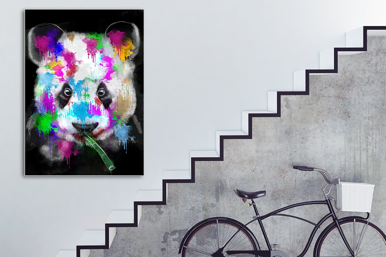 Panda met bamboe en verschillende kleuren op zijn huid op een zwarte achtergrond van Sander van Laar met als titel Panda op textieldoek.