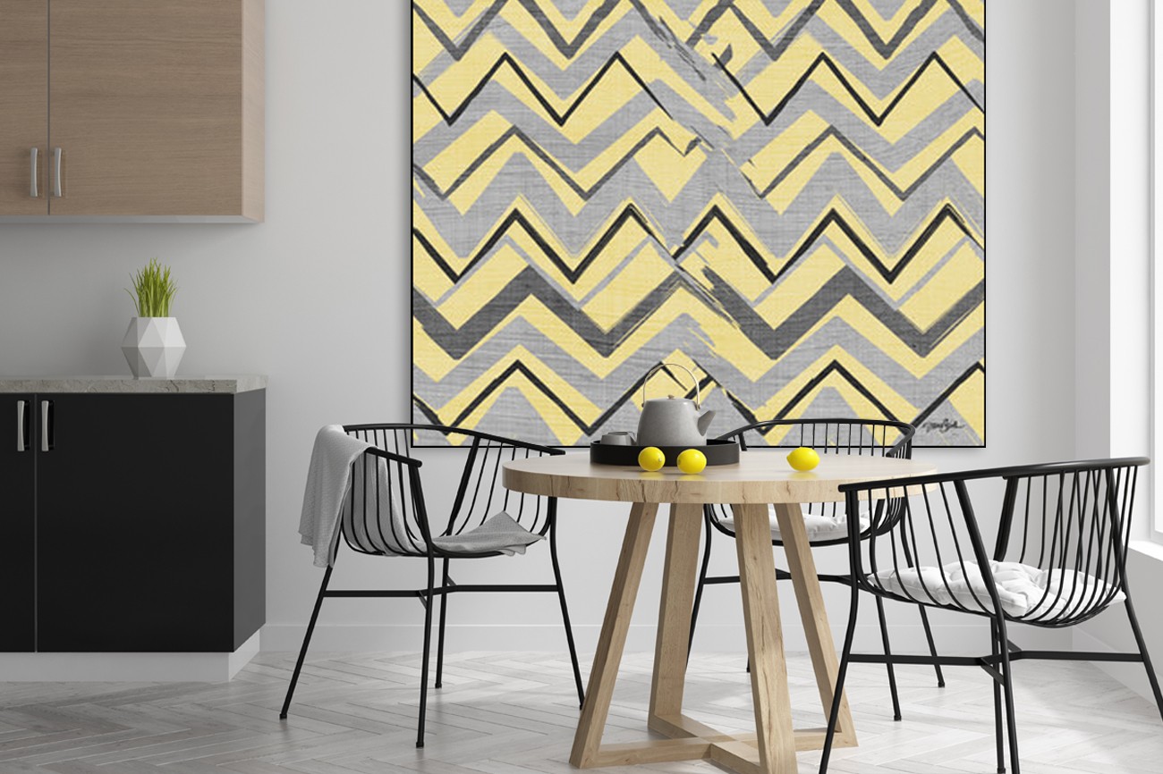 Schilderij met de kleuren grijs, geel en zwart van Diane Stimson met als titel Chevron on yellow I op textieldoek. Verkrijgbaar in verschillende zeer grote formaten, inclusief textiel frame.