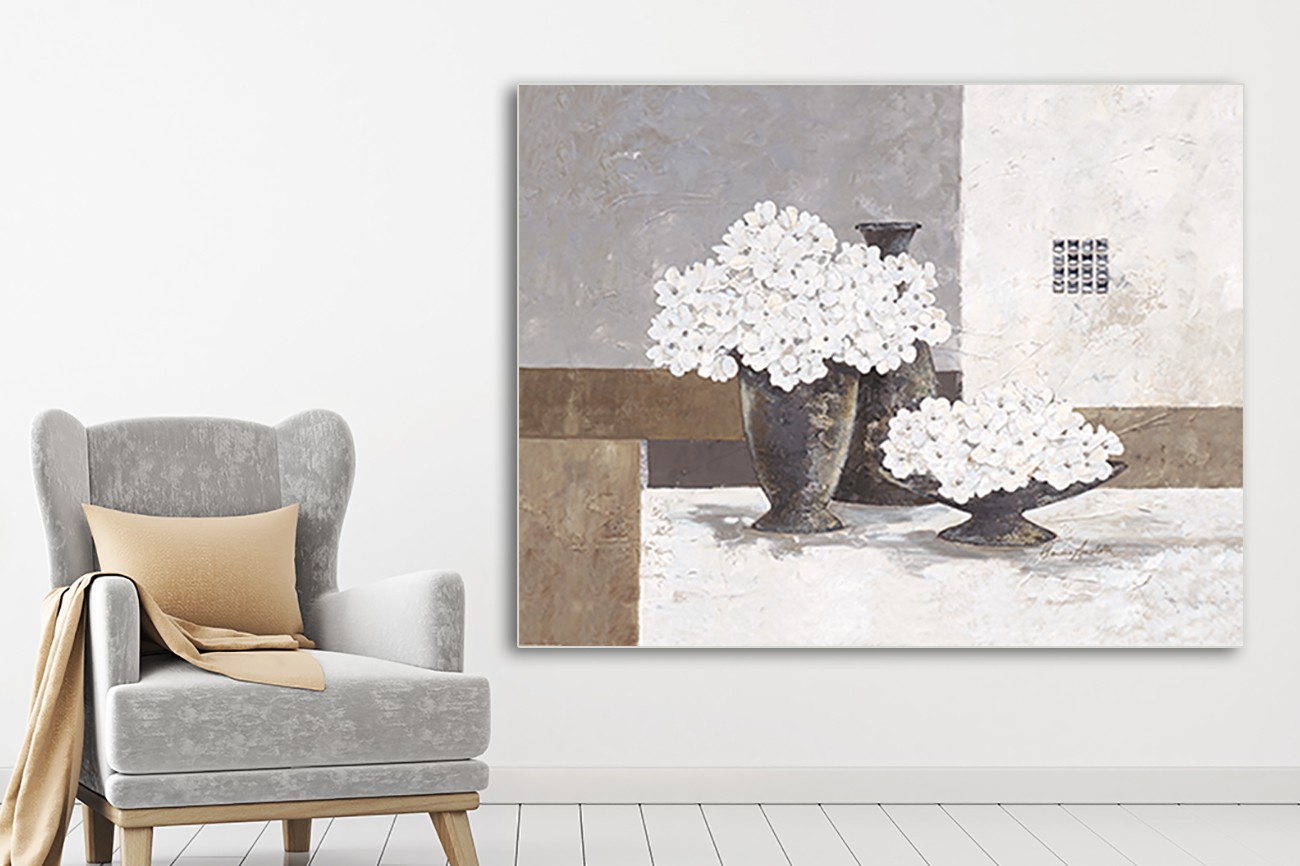 Portret met neutrale kleuren en een mooie vaas met bloemen van Claudia Ancilotti met de titel Cristal Pearl