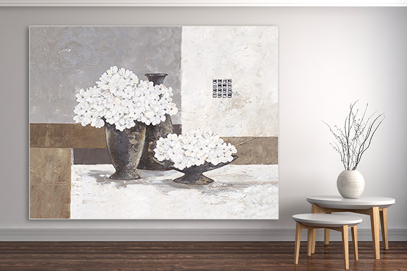 Portret met neutrale kleuren en een mooie vaas met bloemen van Claudia Ancilotti met de titel Cristal Pearl