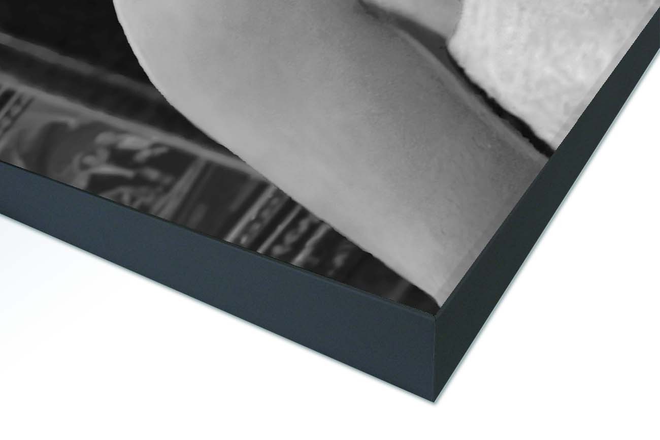 Close up textieldoek gemonteerd in frame zwart