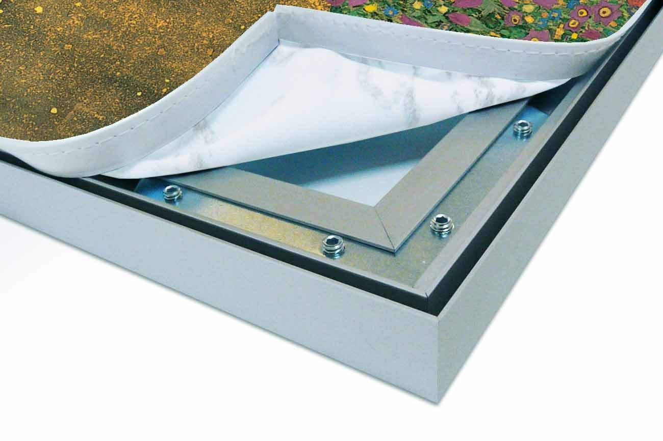 Close up textieldoek gemonteerd in frame zilver