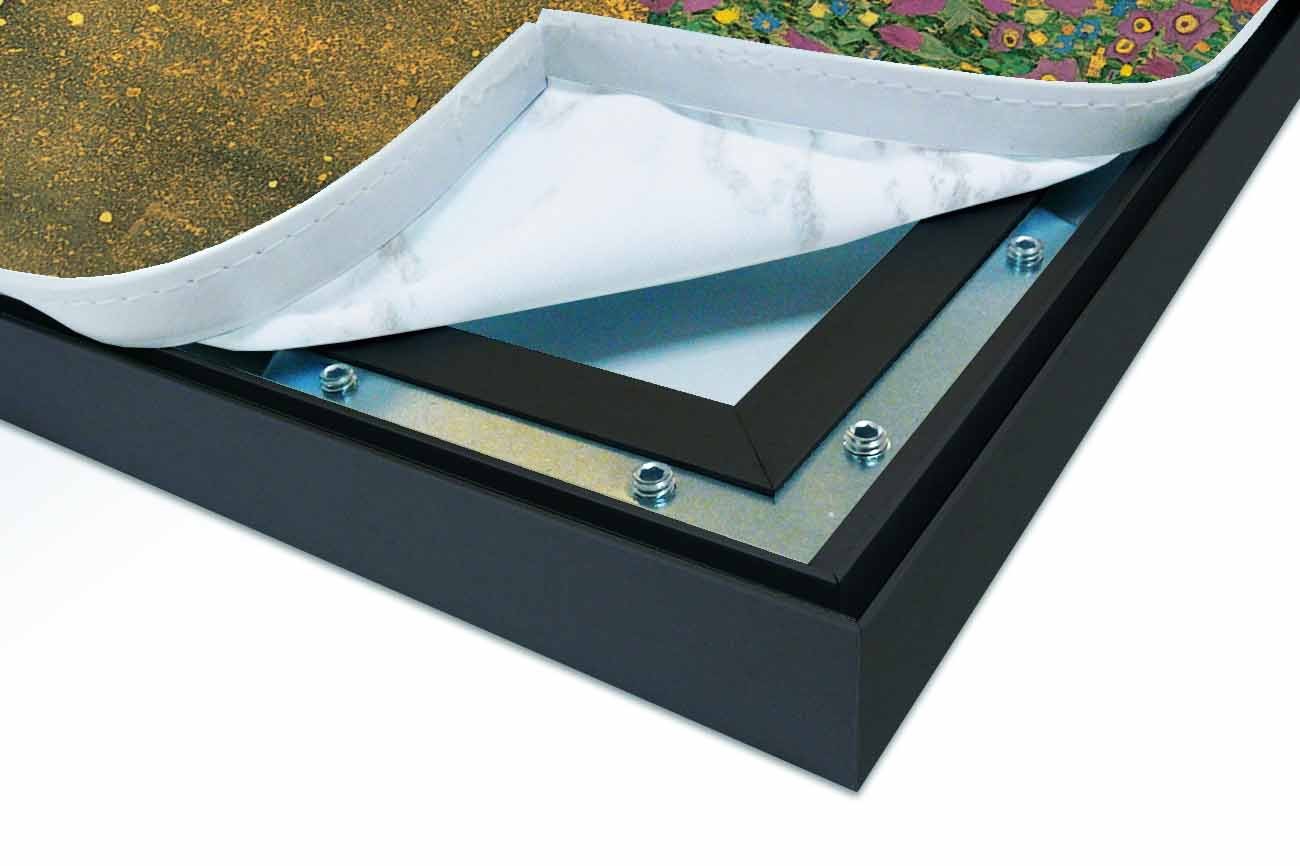 Close up textieldoek gemonteerd in frame zwart