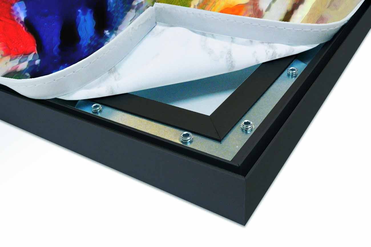 Close up textieldoek gemonteerd in frame zwart