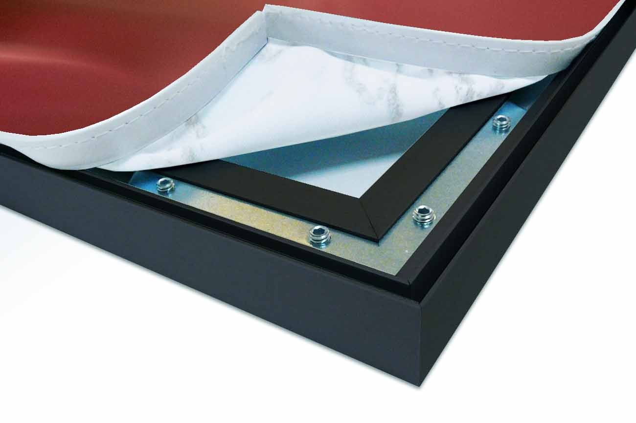 Close up textieldoek gemonteerd in frame zwart