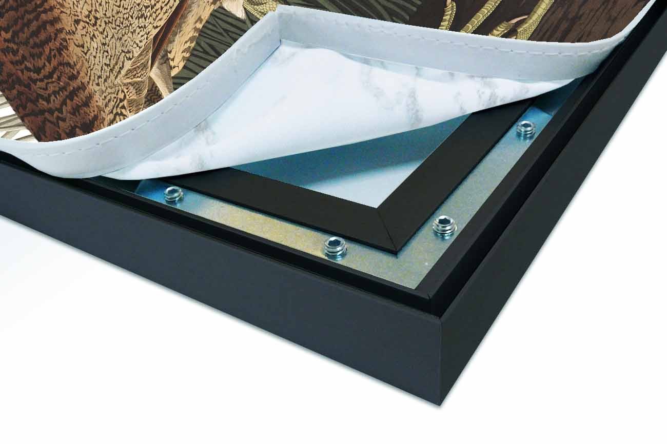 Close up textieldoek gemonteerd in frame zwart