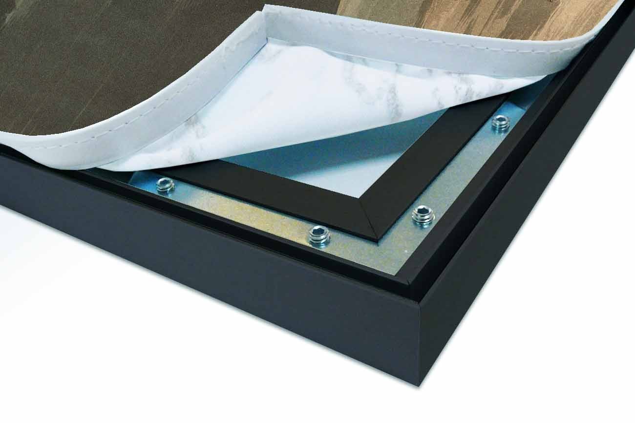 Close up textieldoek gemonteerd in frame zwart