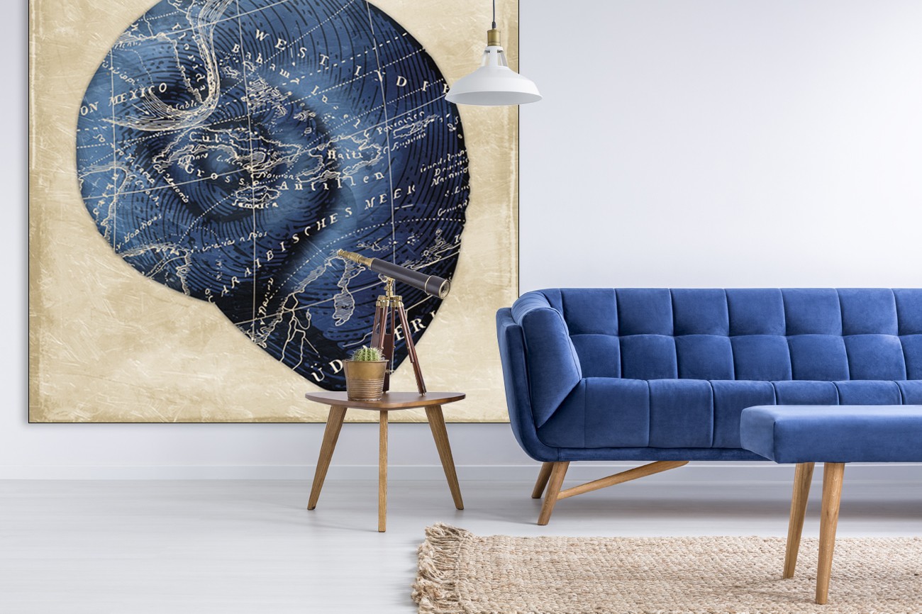 Donker blauwe ronde schelp met lichte achtergrond van Jace Grey met als titel Map indigo shell I op textieldoek.