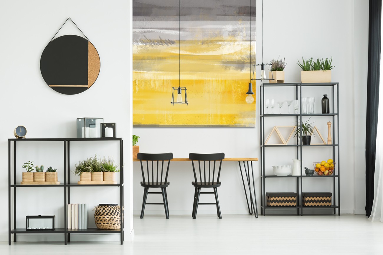 Overlopend schilderij met de kleuren grijs, wit en geel van Cynthia Alvarez met als titel Golden glow II op textieldoek.