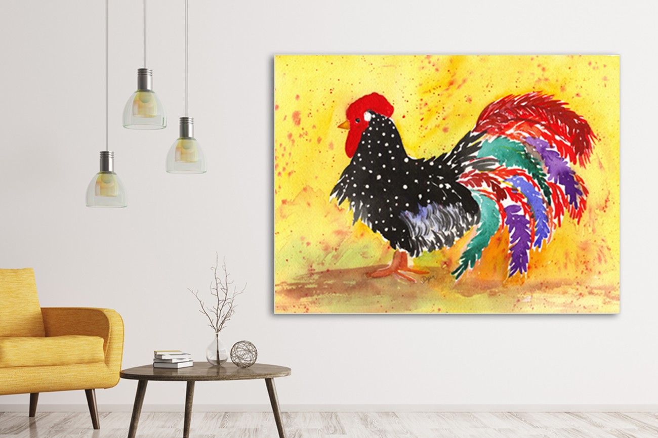 Indrukwennend schilderij van zwarte kip met verschillende kleuren veren en een gele achtergrond van Beverly Dyer met als titel Farm house rooster I op textieldoek.