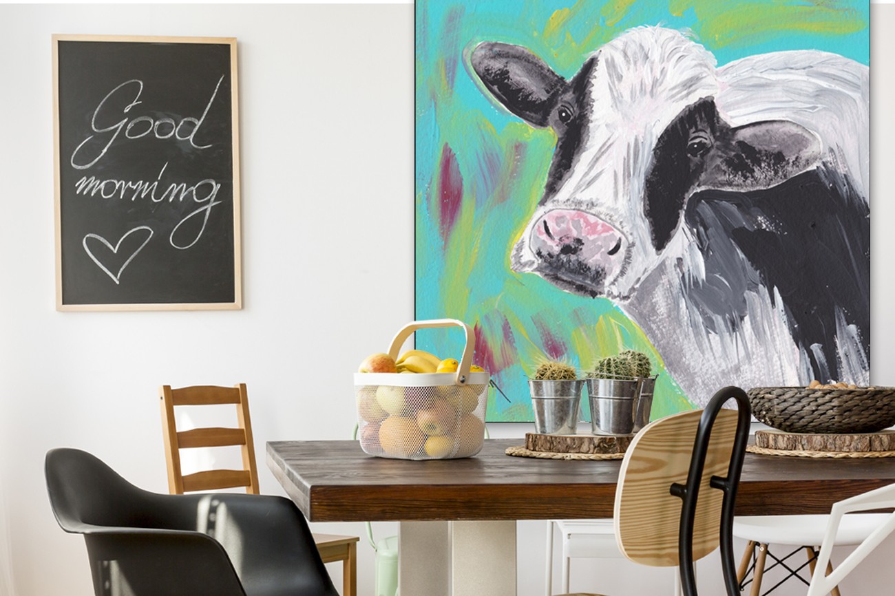 Prachtige zwart wit koe op ene blauw groene achtergrond van Beverly Dyer met als titel Farm life cow op textieldoek.