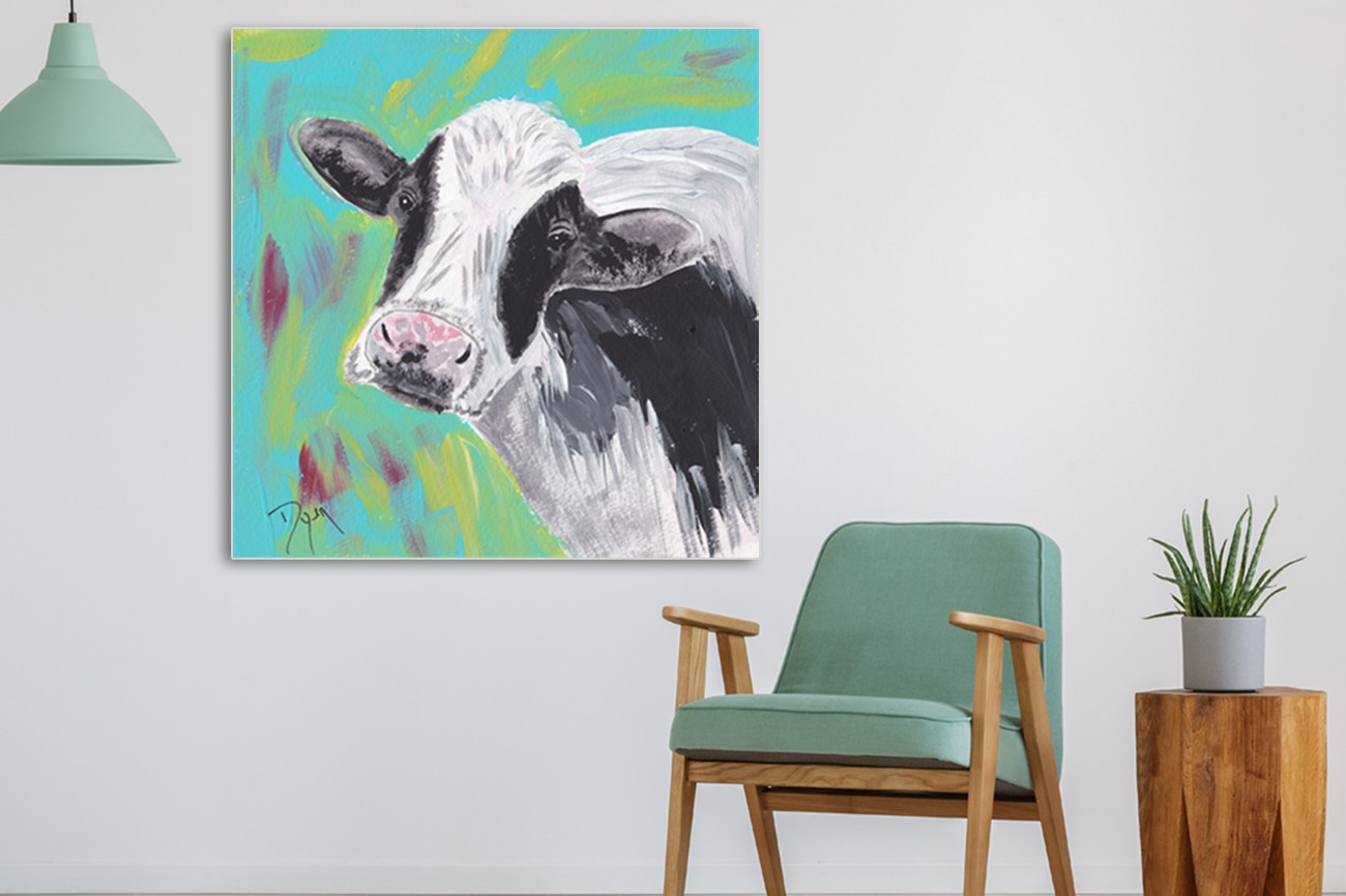 Prachtige zwart wit koe op ene blauw groene achtergrond van Beverly Dyer met als titel Farm life cow op textieldoek.