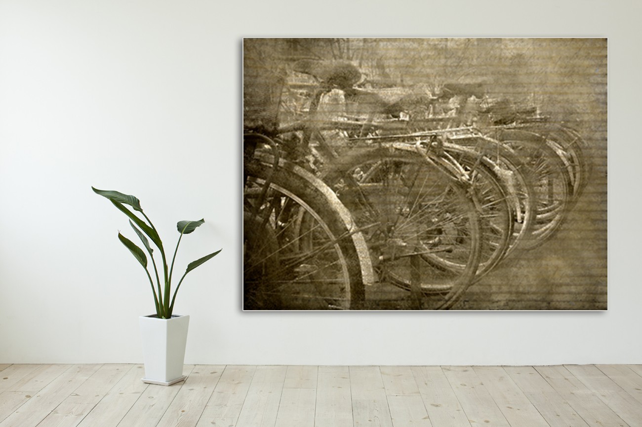 Vervaagde fietsen in het grijs van Kimberly Allen met als titel Bicycles op textieldoek.