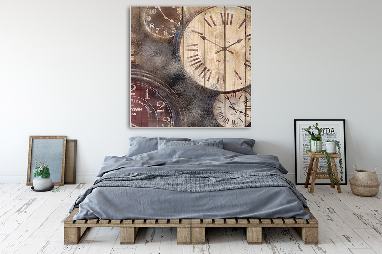 Schilderij met verschillende kleuren klokken van Kimberly Allen met als titel In time II op textieldoek.